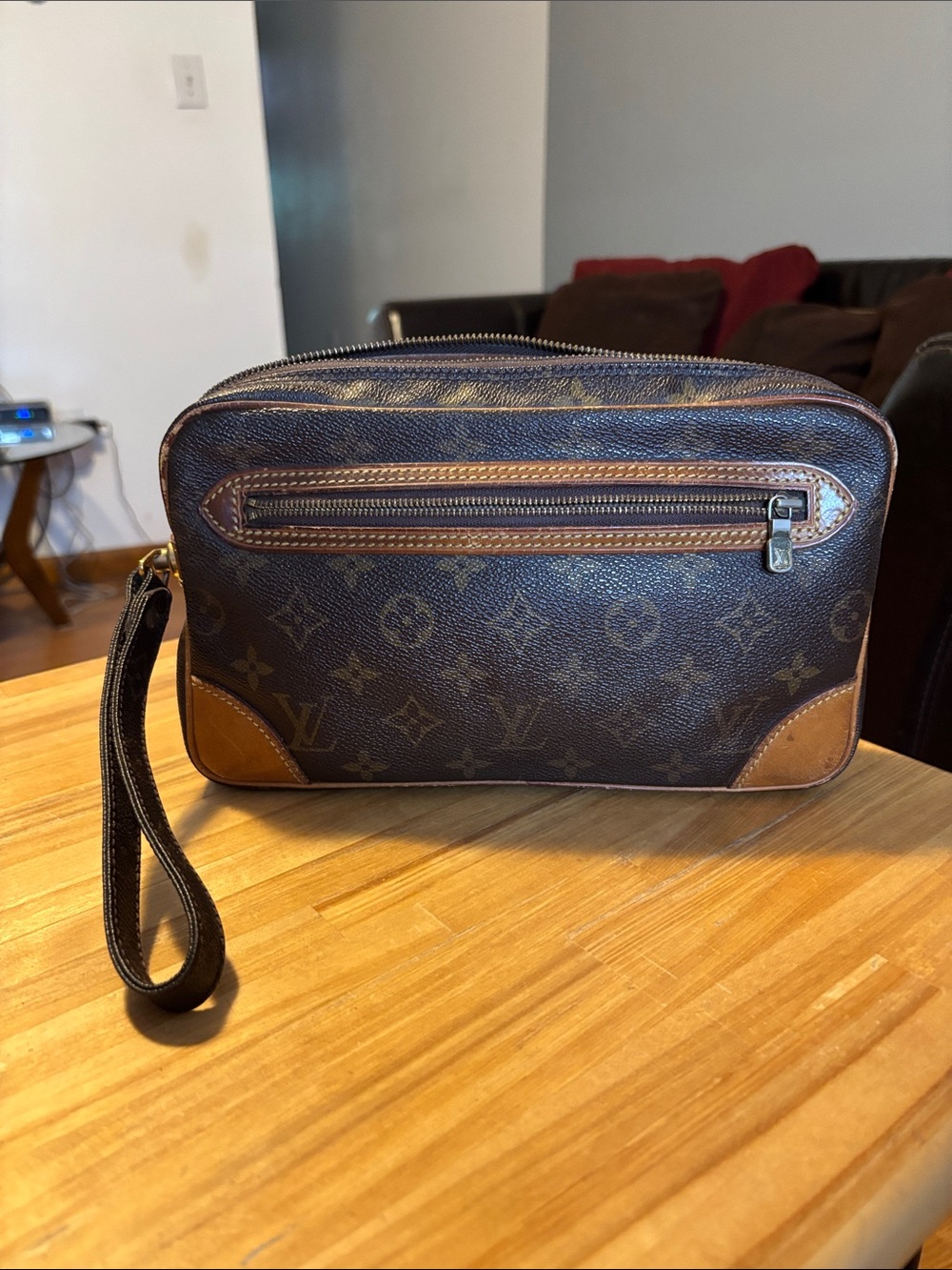 BUY THE CLUTCH/WRISTLET AT ASKING PRICE AND GET THE WALLET INCLUDED FOR FREE. - Picture 2 of 16